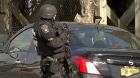 Policier à Watertown, près de Boston, durant la traque de Djokhar Tsarnaev vendredi.