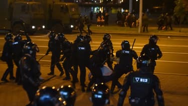 Les forces anti-émeute du Bélarus interpellent un manifestant le 10 août 2020 à Minsk