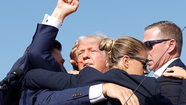 Donald Trump en train d'être évacué par les services secrets ce samedi 13 juillet 2024 en Pennsylvanie, après s'être fai tirer dessus lors d'un meeting.