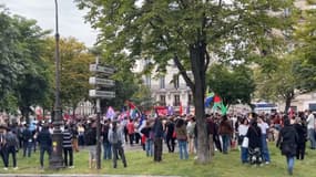 Des électeurs de gauche se sont rassemblés sur la place de la Nation à Paris dimanche. 