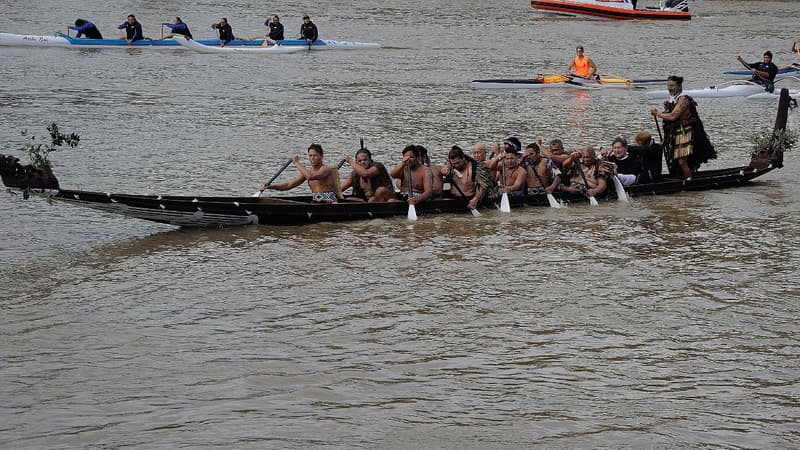 Pirogue sur le fleuve Whanganui, en 2015 lors de la visite du prince Harry.