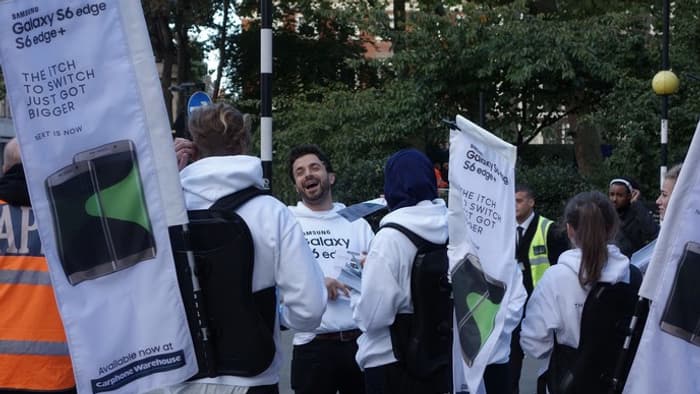 Samsung fait la promo de ses produits devant un Apple store londonien.