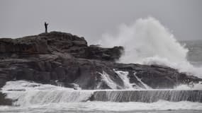 Un homme prend en photo les vagues à Batz-sur-Mer (Loire-Atlantique), avant que la tempête Carmen n'atteigne les côtes. 