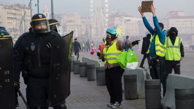 Des gilets jaunes et des policiers à Marseille en décembre dernier  - Image d'illustration - Clément Mahoudeau - AFP