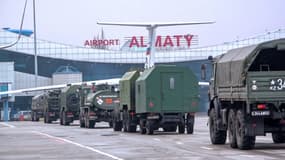 Des camions de l'armée russe se dirigent vers l'aéroport d'Almaty au Kazakhstan, sur une photo publiée le 9 janvier 2022 par le ministère russe de la Défense.