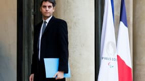 Le nouveau Premier ministre Gabriel Attal arrive à l'Elysée pour le premier Conseil des ministres de son gouvernement, le 12 janvier 2024 à Paris