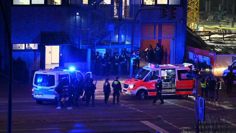 La police de Hambourg, dans le nord de l'Allemagne, ce jeudi 9 mars 2023, à proximité d'une église où une fusillade a eu lieu