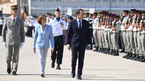 Le président de la République, la ministre des Armées Florence Parly et le chef d'état-major des Armées François Lecointre sur la base aérienne d'Istres, le 20 juillet 2017.