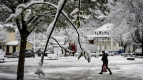 Un passant marche dans les rues de Saint-Étienne (Loire) sous la neige, le 1 avril 2022. 