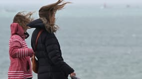 Des passantes se promènent à Saint-Malo, le 28 mars 2024 (image d'illustration)