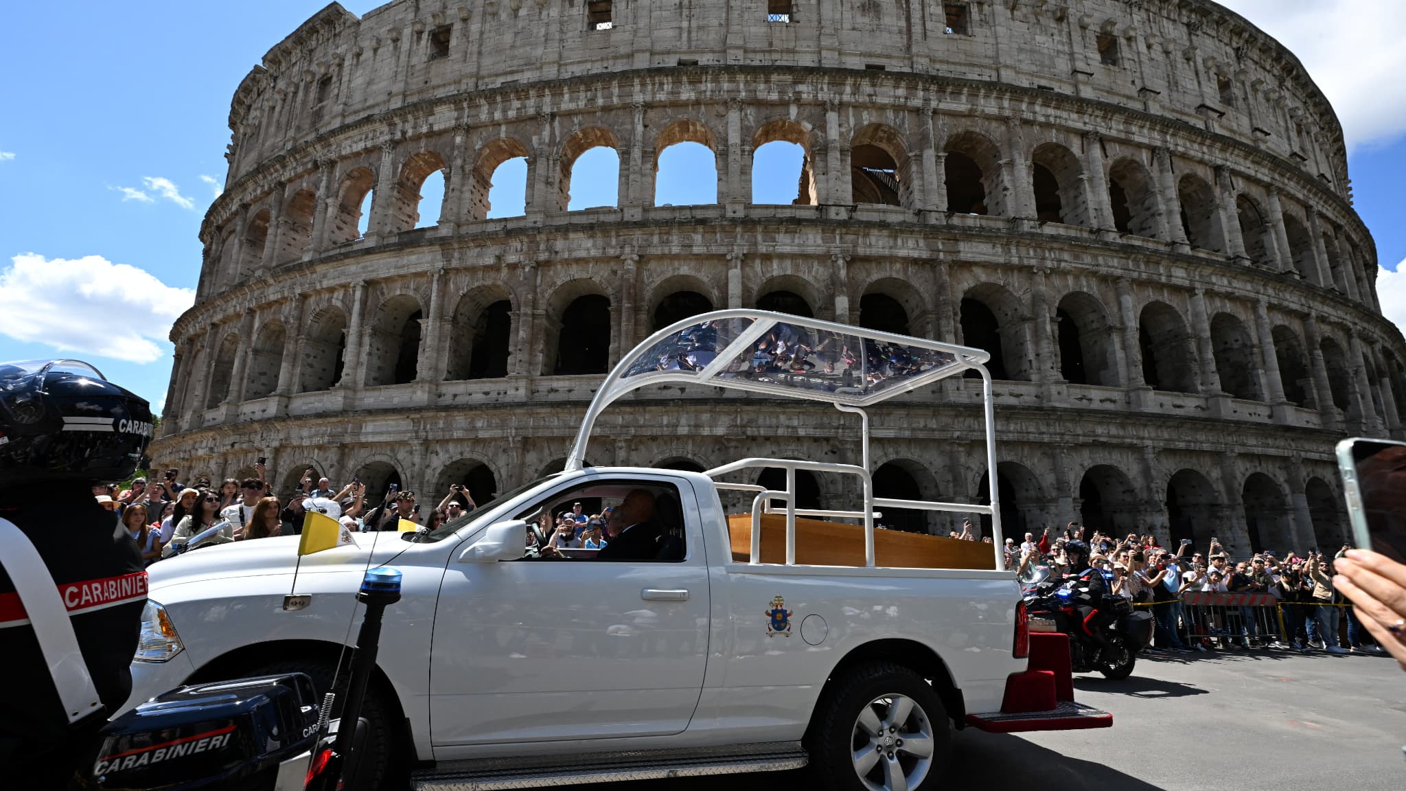 La papamobile transportant la dépouille du pape François devant le Colisée, le 26 avril 2025