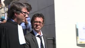 Le médecin urgentiste Nicolas Bonnemaison avec son avocat, le 11 septembre 2011.
