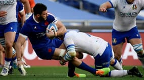 Le troisième ligne français Charles Ollivon plaqué par le troisième ligne italien Johan Meyer lors du match du Six Nations à Rome, le 6 février 2021