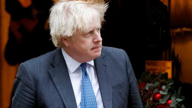 Le Premier ministre britannique Boris Johnson devant le 10 Downing Street, le 16 décembre 2021 à Londres