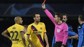 Arturo Vidal et Sergio Busquets face à l'arbitre Felix Brych lors du match Naples-Barça, le 25 février 2020