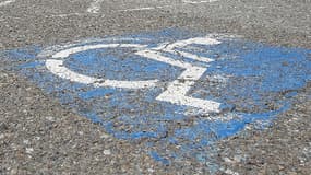 Le Sénat a voté jeudi le stationnement gratuit et sans limitation de durée pour les handicapés