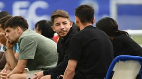 Maxime Lopez sur le bord du terrain pendant un match du Paris FC, le 2 août 2025