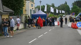 Des gendarmes bloquent l'accès au site des Eurockéennes dont la première soirée a été annulée en raison d'un violent orange, le 30 juin 2022 à Belfort