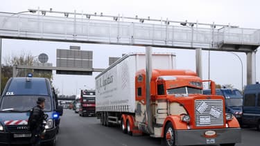 Les trois sociétés de télépéage reprochent aux pouvoirs publics de leur avoir demandé d'équiper les poids lourds de boîtiers embarqués, avant de renoncer à l'écotaxe
