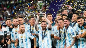 Lionel Messi avec le trophée de la Finalissima