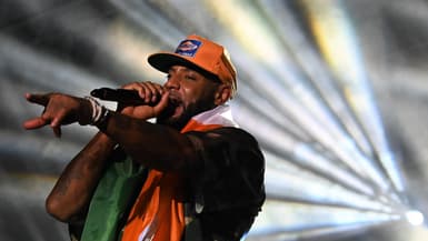 Le rappeur français Elie Yaffa Booba se produit au 15ème Festival des musiques urbaines d'Anoumabo à Abidjan, le 30 avril 2023.