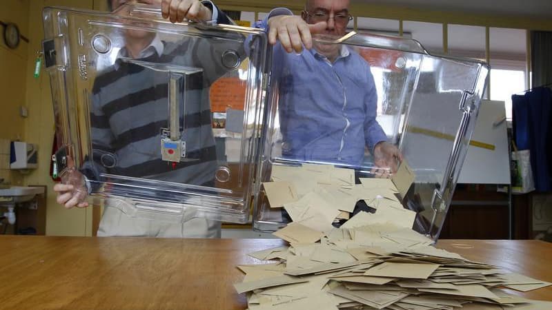 Les députés français ont entamé mardi l'examen, en seconde lecture, du projet de loi qui modifie les modes de scrutins locaux et le calendrier électoral, vivement dénoncé par l'opposition et le Front de gauche. /Photo d'archives/REUTERS/Vincent Kessler