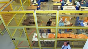 Un gardien de prison surveille un atelier de travail au centre pénitentiaire de Bapaume
