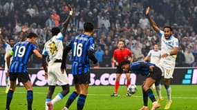 Robinio Vaz et Pierre-Emerick Aubameyang réclament un penalty lors d'OM-Atalanta (0-1, Ligue des champions), le 5 novembre 2025