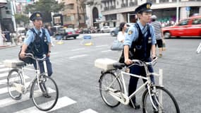Des policiers japonais dansles rues de Tokyo.