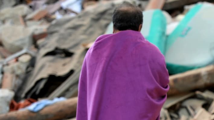 Illustration Un homme parmi les décombres à Amatrice, après le puissant séisme dans la nuit du 23 au 24 août 2016 Illustration Un homme parmi les décombres à Amatrice, après le puissant séisme dans la nuit du 23 au 24 août 2016