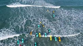 Des surfeurs de l'extrême, au nord du cercle polaire arctique