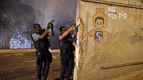 Des policiers brésiliens lors d'une révolte dans une favela près de Rio de Janeiro en avril 2014 (image d'illustration)