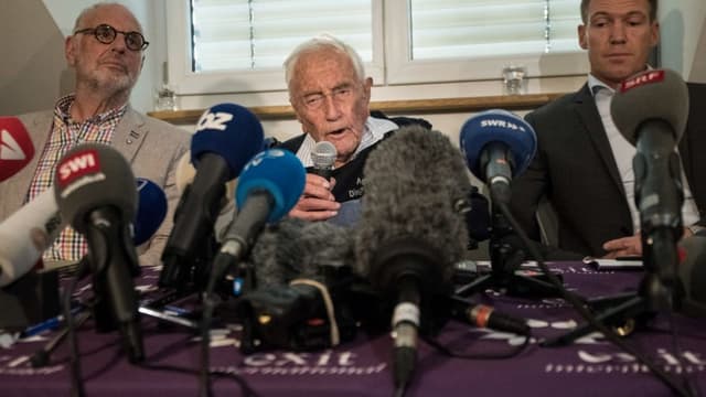 David Goodall (au centre) lors d'une conférence de presse le 9 mai 2018