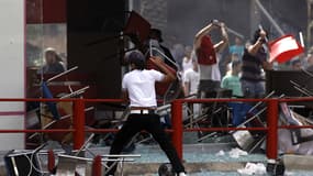 14 septembre 2012: des manifestants mettent à sac un fast food à Tripoli, au Liban.