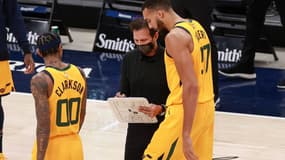 Quin Snyder délivre ses consignes à Rudy Gobert 