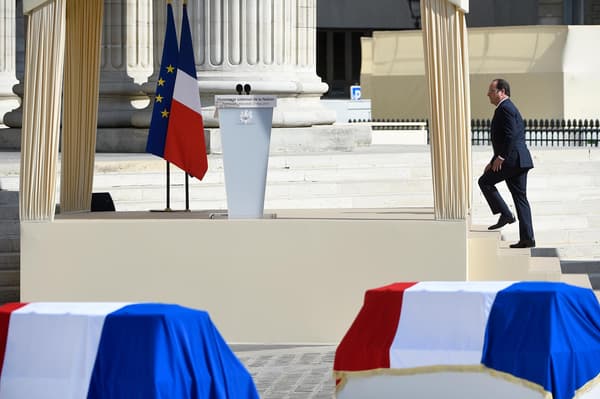 François Hollande monte sur la tribune dressée devant le Panthéon afin de prononcer son discours. François Hollande monte sur la tribune dressée devant le Panthéon afin de prononcer son discours.