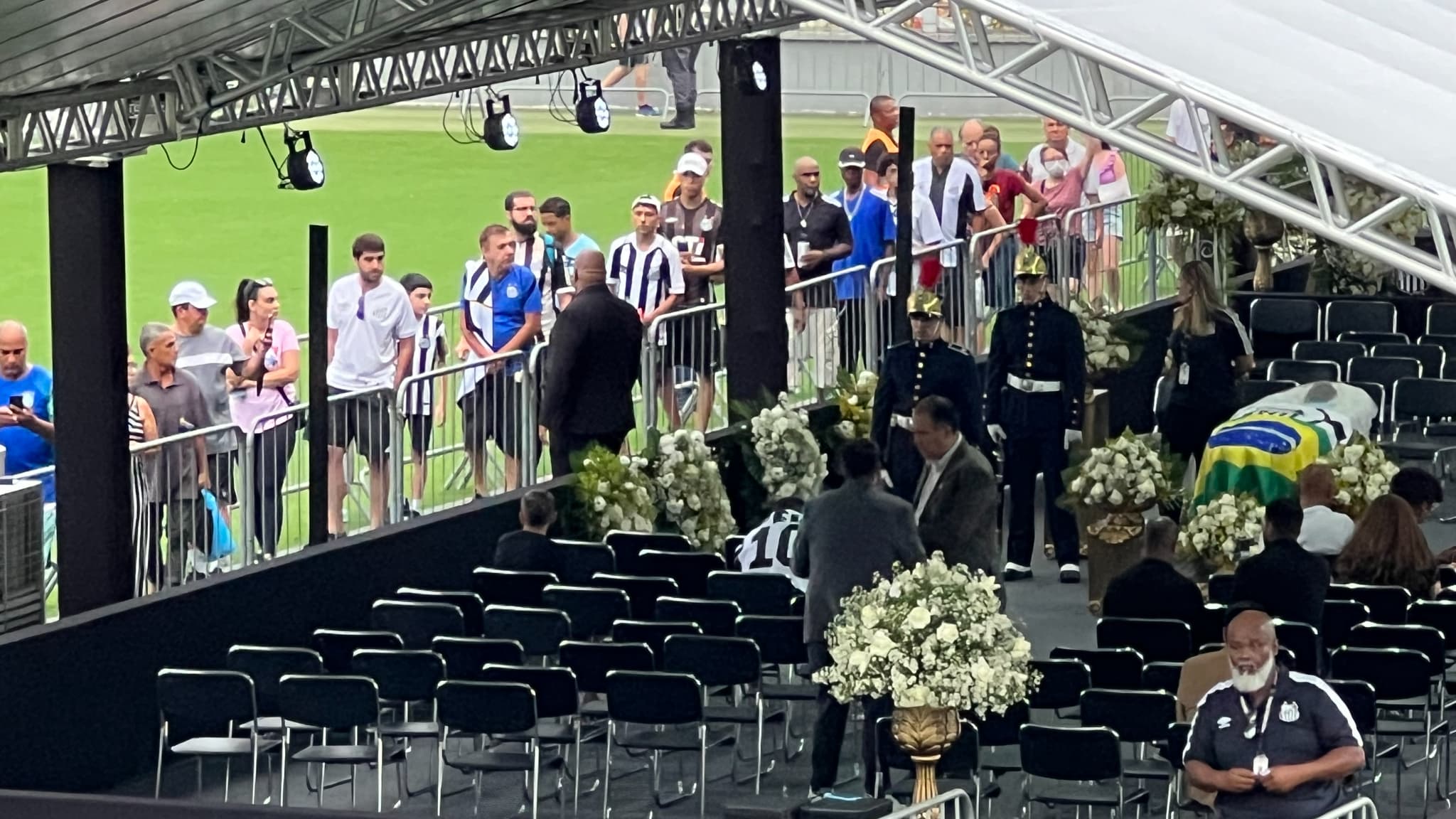 Les fans continuent de se recueillir devant la dépouille de Pelé, le 3 janvier 2023.