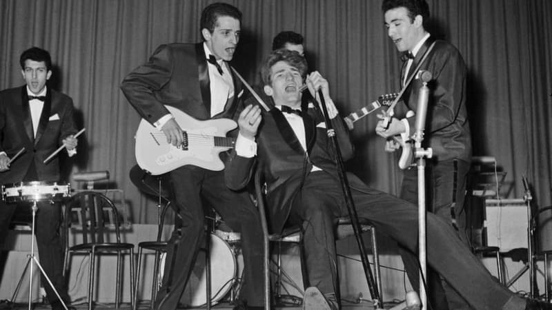 Le groupe de rock "Les Chaussettes noires" et son chanteur Eddy Mitchell, à Paris dans les années 1960