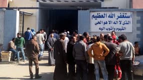 Les familles et proches des victimes se sont rassemblés en dehors de l'hôpital général de Suez.