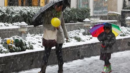 Une tempête de neige s'est abattue samedi sur le nord-est très peuplé des Etats-Unis (comme ici, à New York), entraînant des pannes d'électricité et des perturbations du trafic aérien dans certaines zones. /Photo prise le 29 octobre 2011/REUTERS/Jessica R