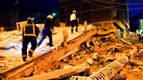 Secouristes sur des ruines du séisme à Lorca (Espagne), jeudi à l'aube.