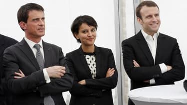 La ministre de l'Education nationale, Najat Vallaud-Belkacem aux côtés du ministre de l'Economie Emmanuel Macron et du Premier ministre Manuel Valls le 20 mars 2015 à Bourg-Saint-Andéol
