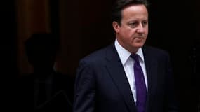 David Cameron quitte sa résidence du 10 Downing Street. Le Premier ministre britannique a déclaré jeudi qu'il envisagerait de faire appel à l'armée lors d'émeutes futures pour donner plus de marge de manoeuvre à la police. /Photo prise le 11 août 2011/REU