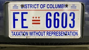 Une plaque d'immatriculation de la ville de Washington, affichant la mention "taxation without representation" (les impôts sans les élus), photographiée le 26 juin 2020