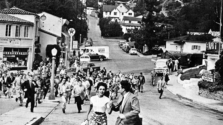 Scène tirée de l'Invasion des Profanateurs de Sépultures. Scène tirée de l'Invasion des Profanateurs de Sépultures.