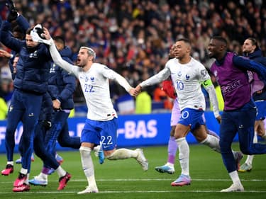 Kylian Mbappé, Théo Hernandez et ls joueurs de l'équipe de France fêtent leur victoire face aux Pays-Bas au stade de France, le 24 mars 2023.