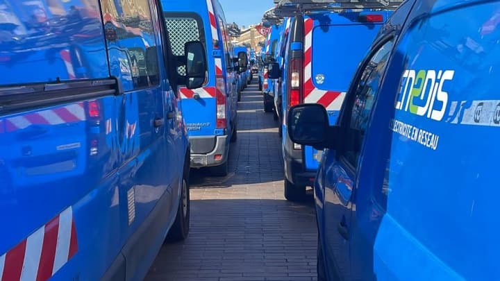 Les agents Enedis ont rassemblé leurs véhicules devant l'hôtel de ville de Marseille.