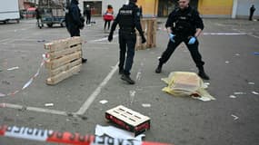 Des policiers sur les lieux d'une attaque au couteau à Mulhouse, le 22 février 2025 dans le Haut-Rhin