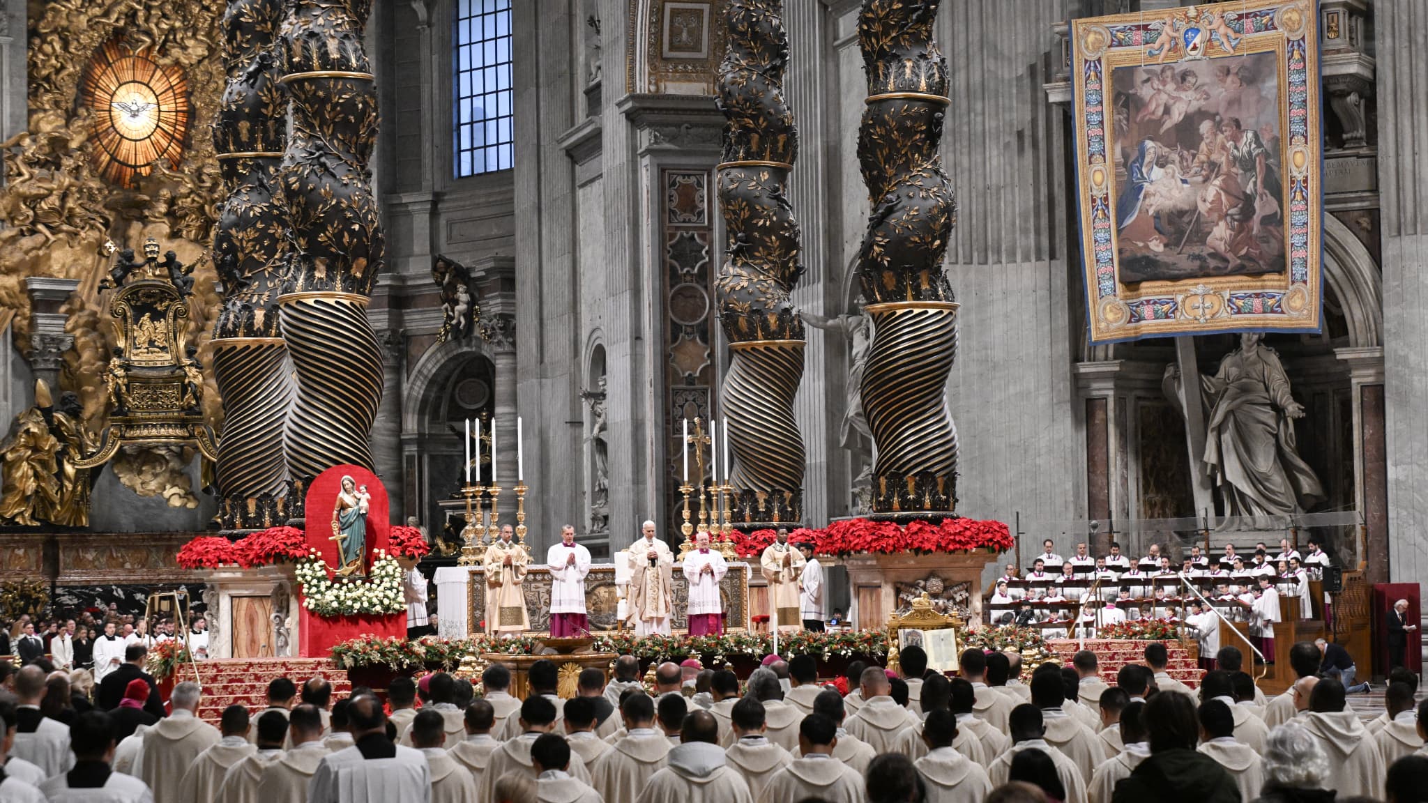 Les milliers de fidèles rassemblés pour la première messe de Noël du pape Léon XIV, le 25 décembre 2025.