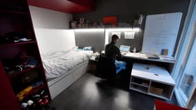 Un étudiant dans sa chambre universitaire (photo d'illustration)